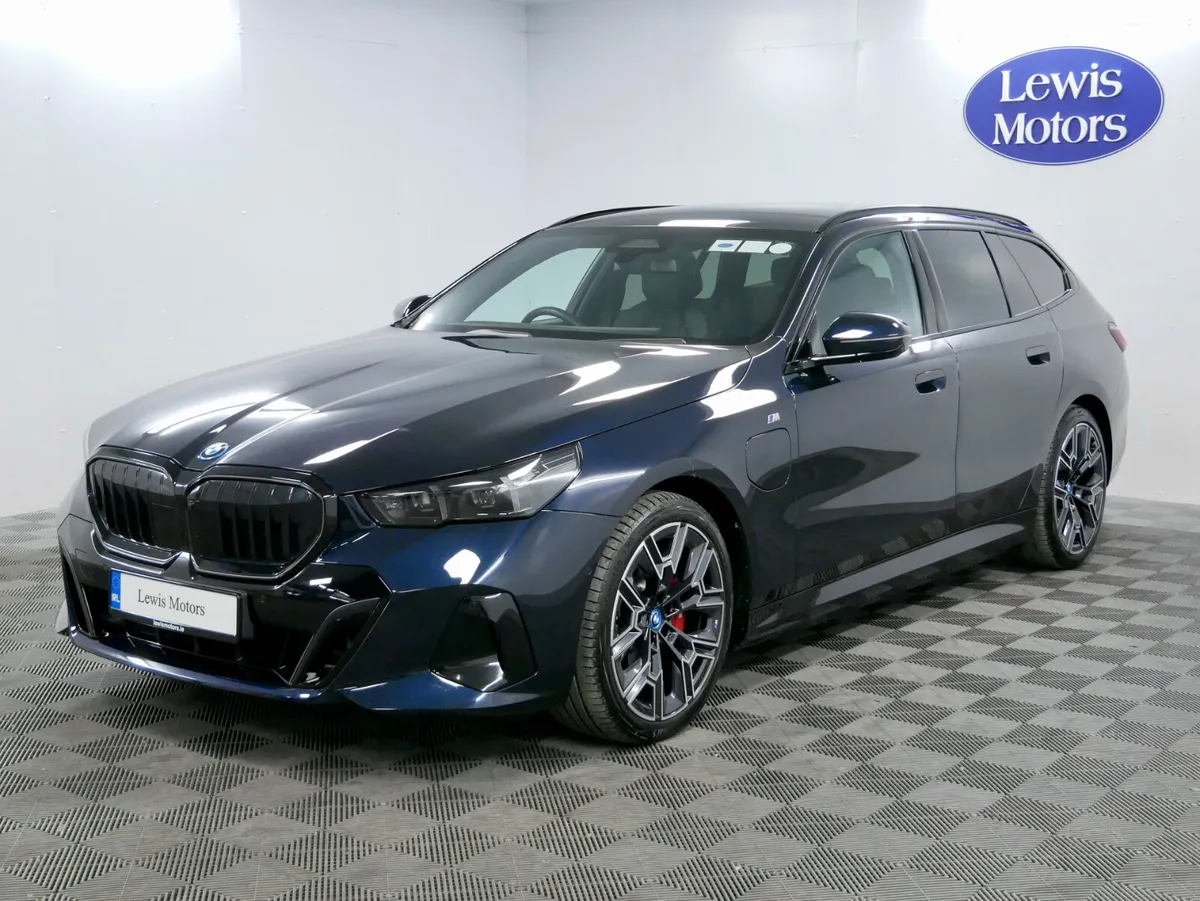 2025 BMW 530e M Sport Touring - Image 4