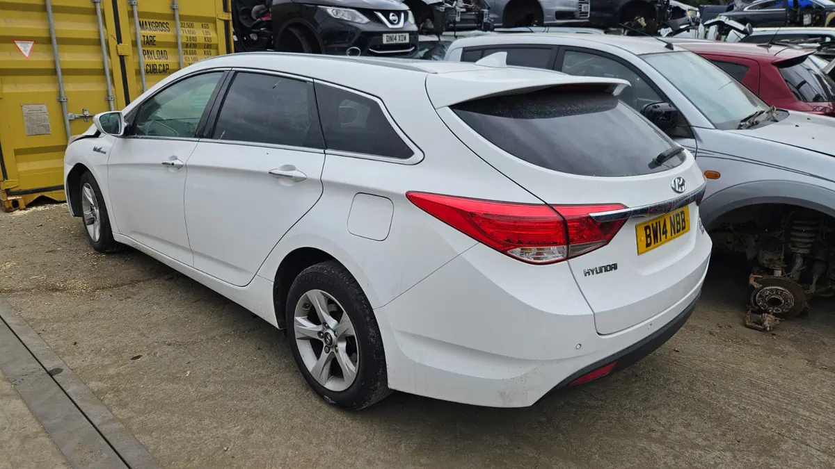 Breaking 2014 Hyundai i40 1.7 crdi - Image 4