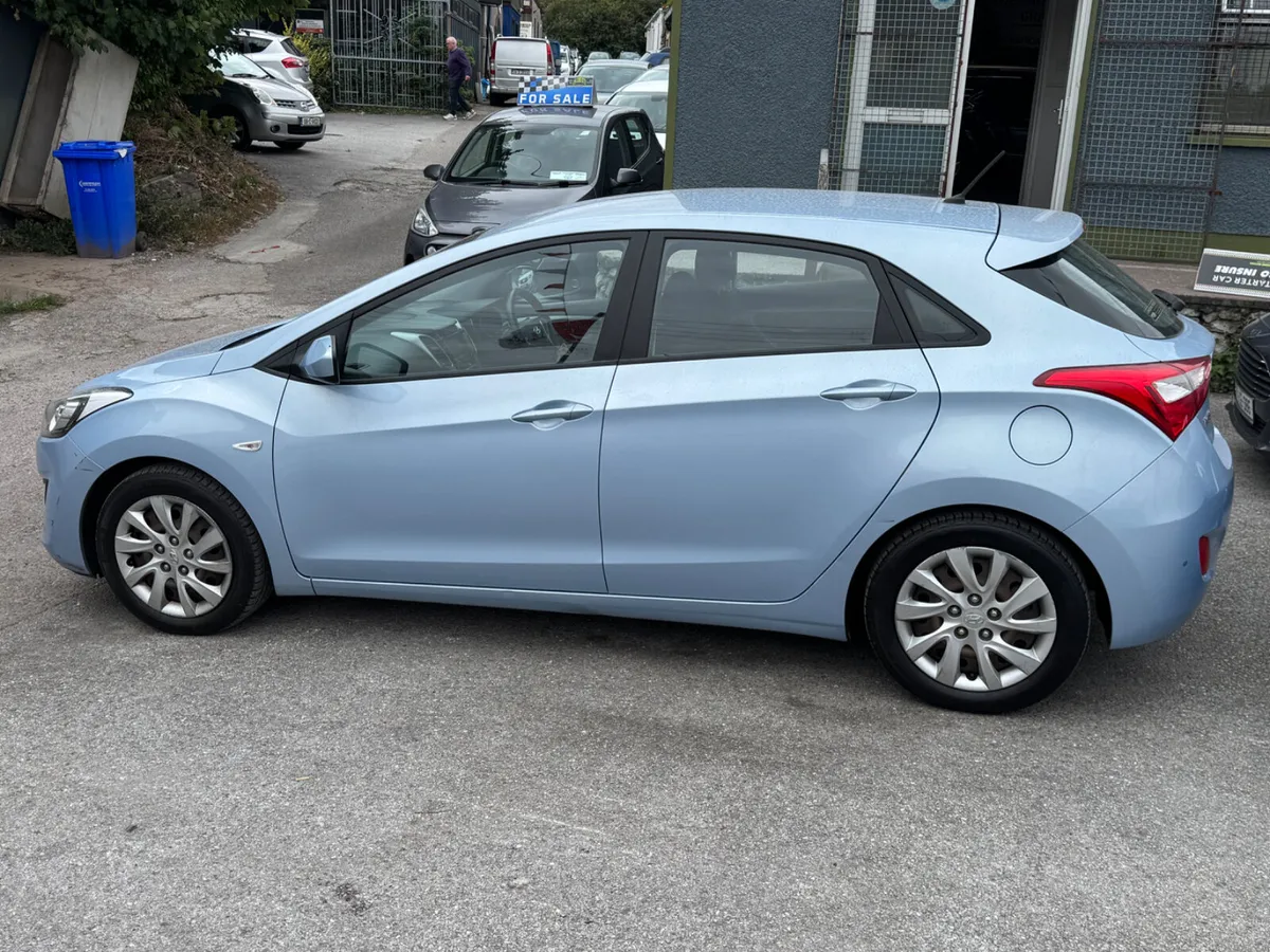 Hyundai i30 very low mileage - Image 4