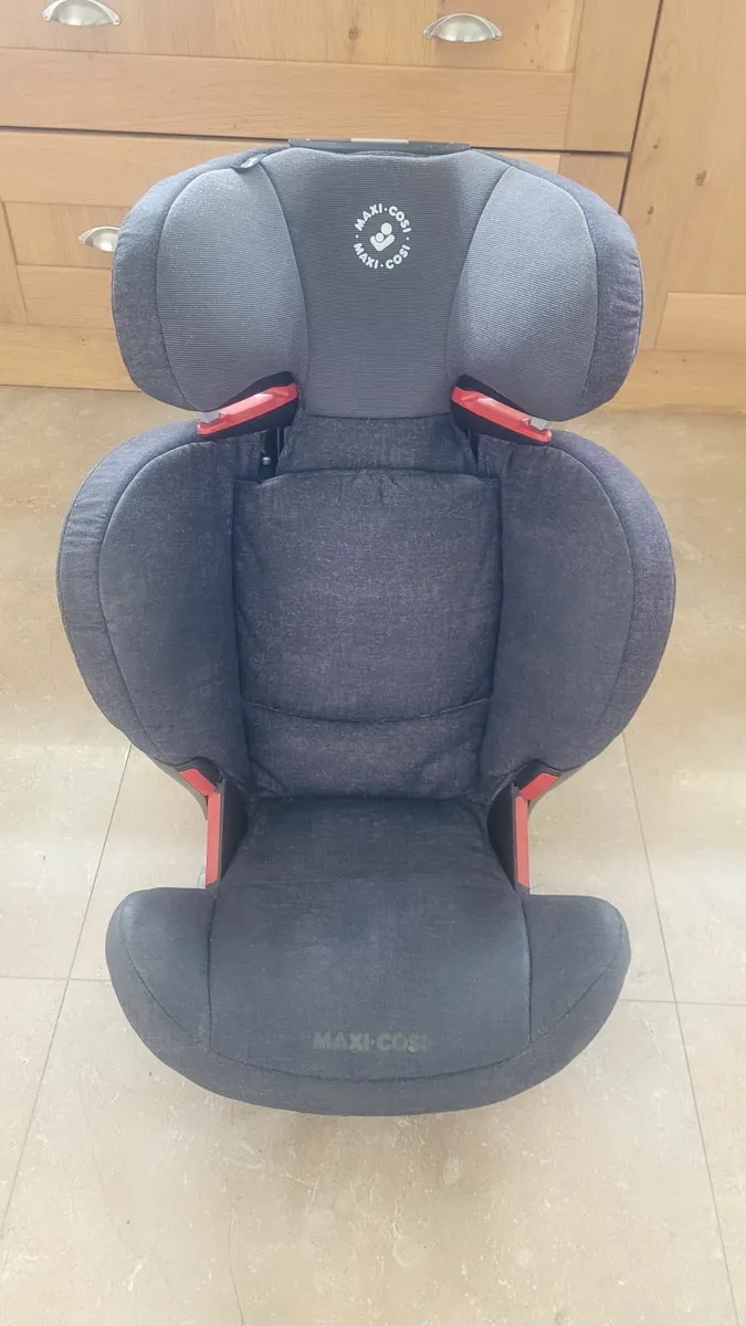 Maxi Cosi Car Seat - Image 1