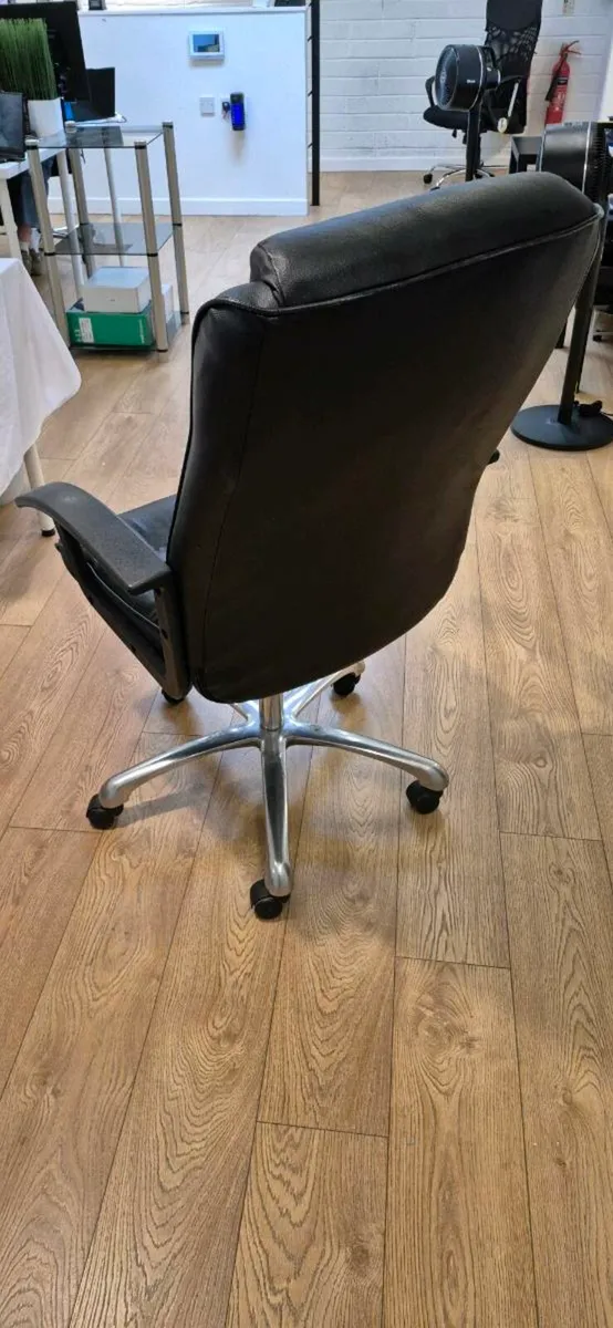 Office Chairs - Image 4