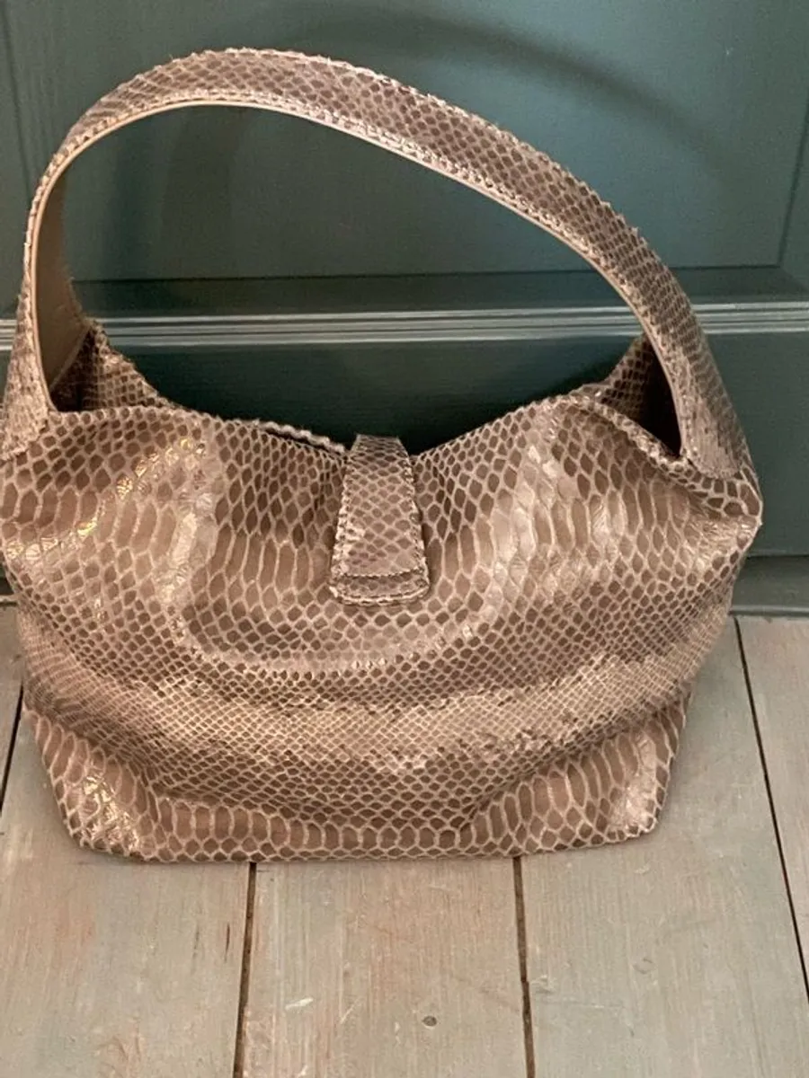 HUGE PRICE REDUCTION Dooney and Bourke lizard embossed leather vintage bag - Image 2
