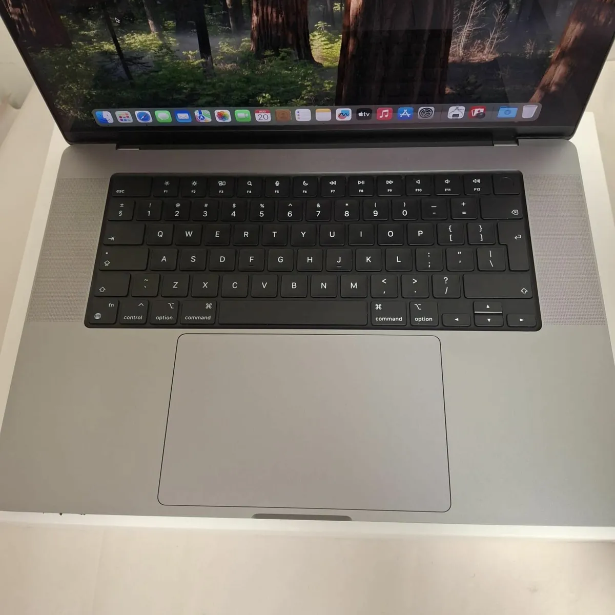 Apple MacBook Pro 16" M1 Pro 2021 32GB - Image 1