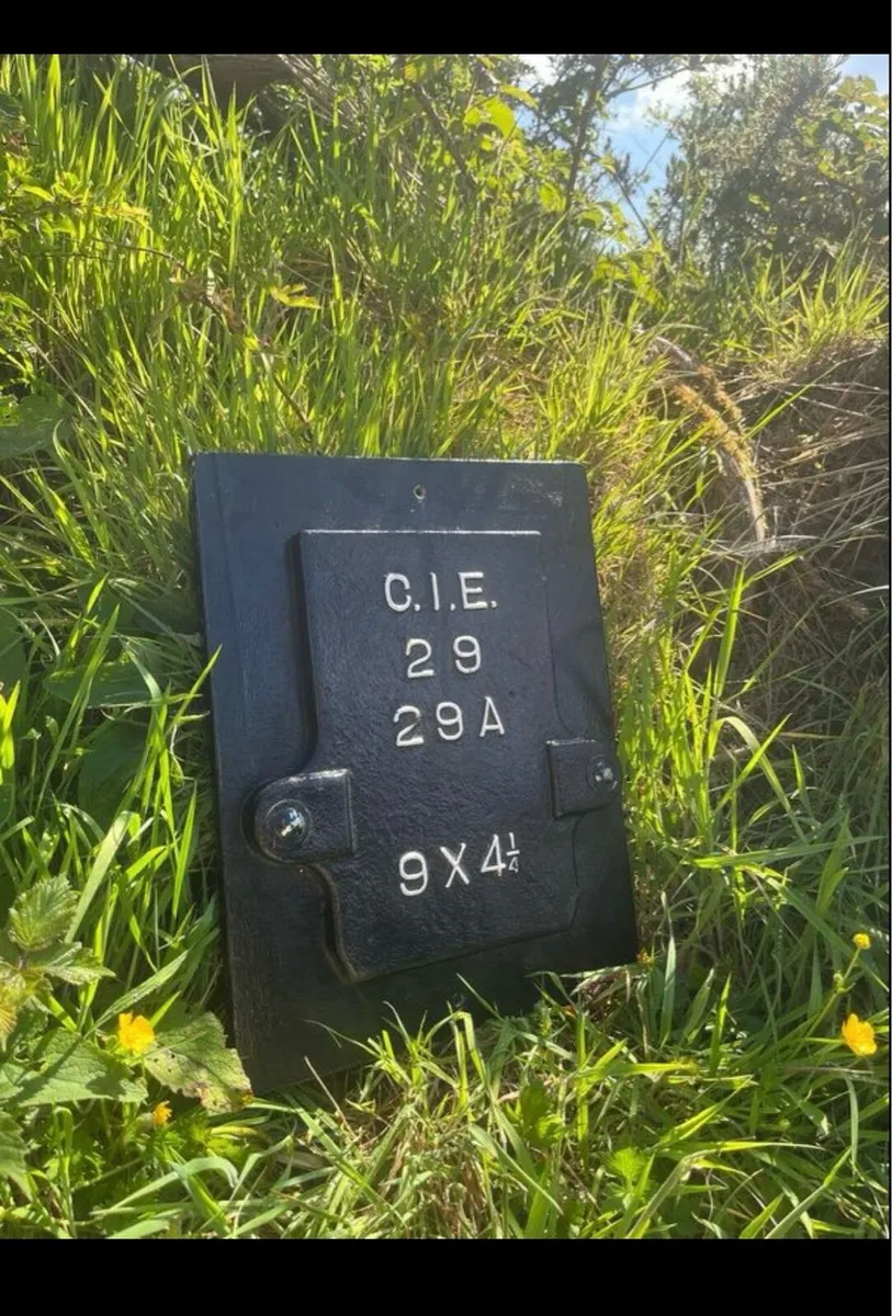 Vintage C.I.E Cast Iron Axle Plate - Image 3
