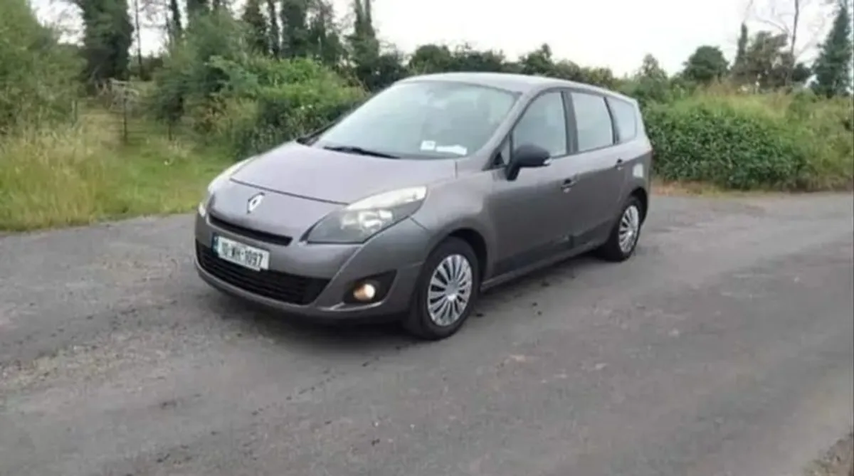 2010 Renault Grand Scenic - Image 1
