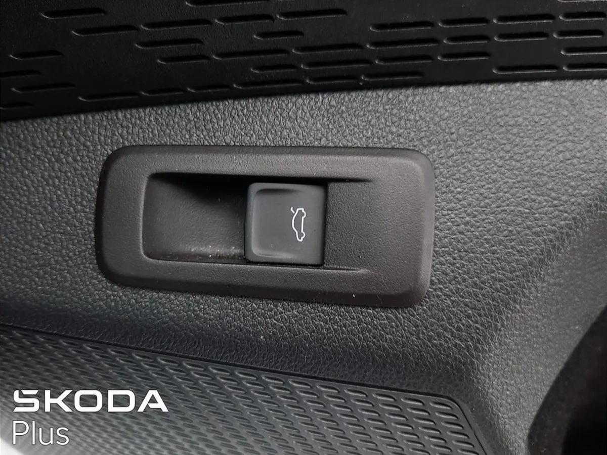 Skoda Octavia Selection 2.0tdi 115HP - Image 3