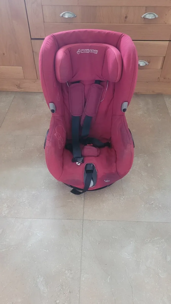 Maxi Cosi Axiss Fix Car Seat - Image 1