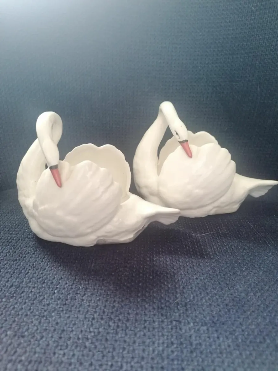 Pair of 1930s Czechoslovakian Swans - Image 1