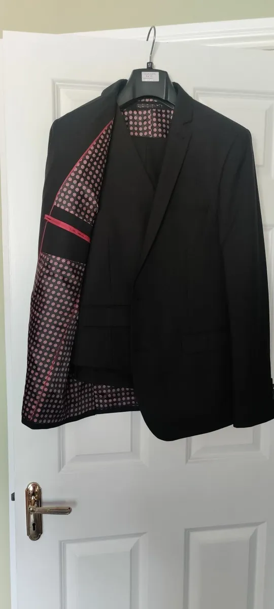 Mens 3 piece suit and shoes - Image 1
