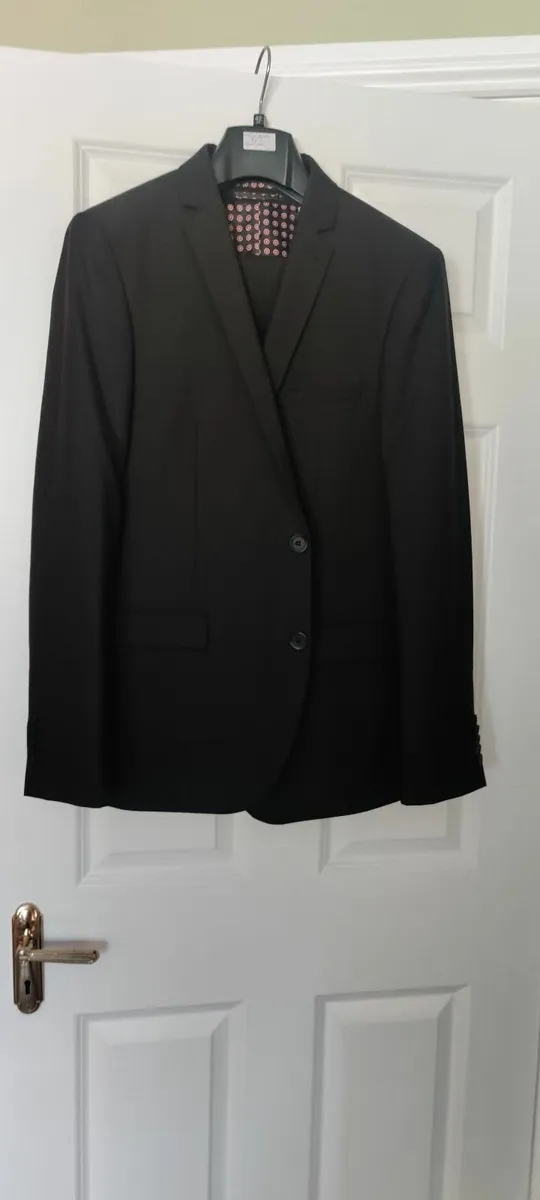 Mens 3 piece suit and shoes - Image 2
