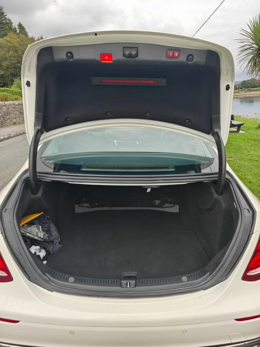 Mercedes-Benz  E220d Premium+ - Image 2