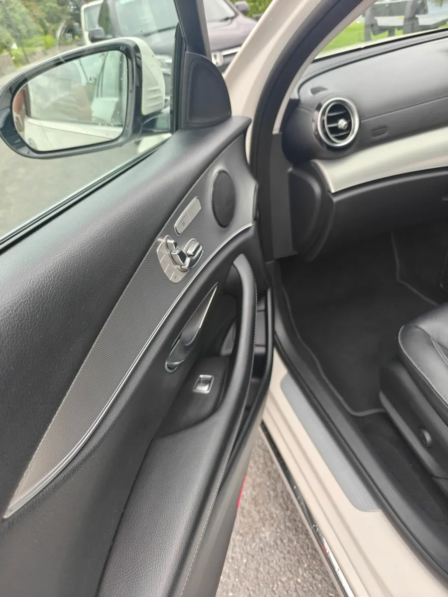 Mercedes-Benz  E220d Premium+ - Image 3