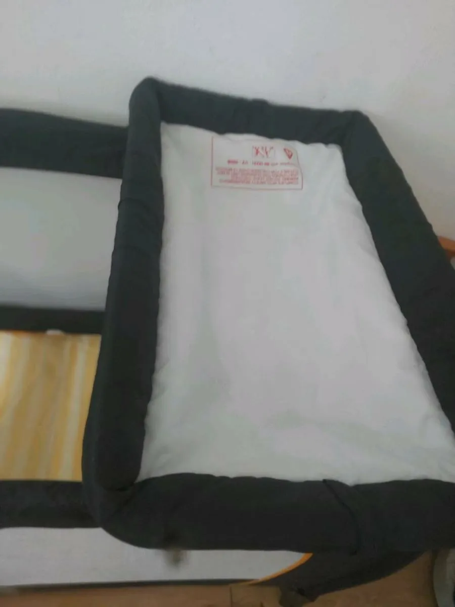 Travel cot playpen with changer - Image 4