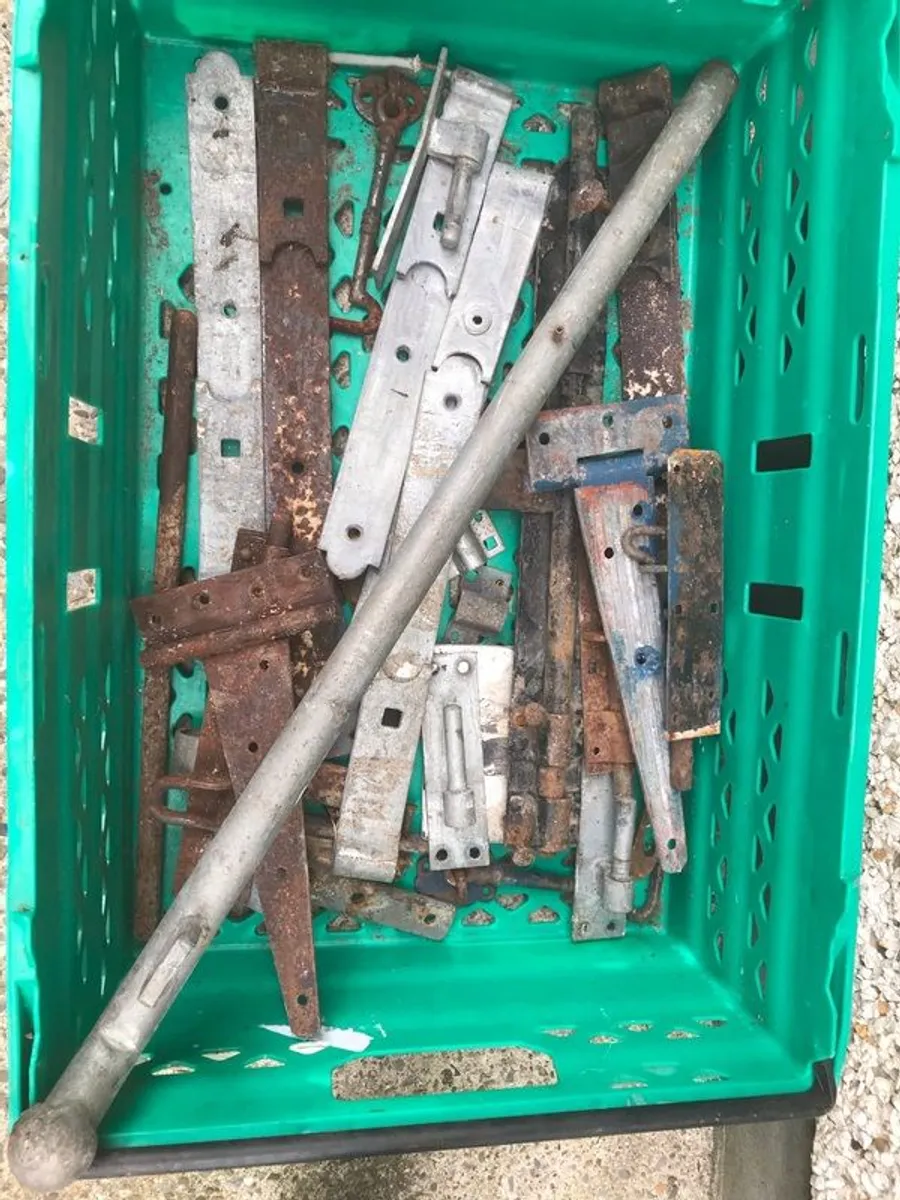 Gate hinges
