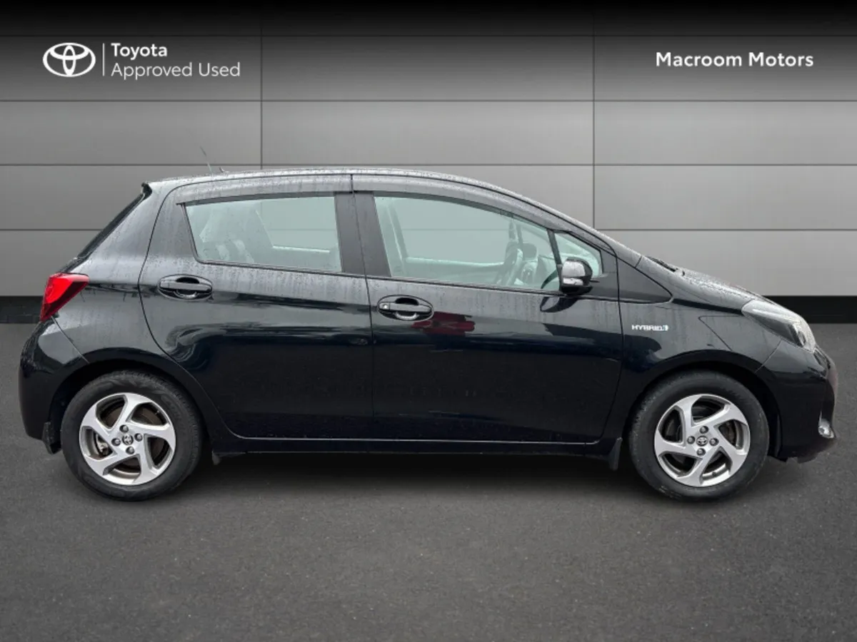 Toyota Yaris YARIS HYBRID LUXURY MC - Image 3