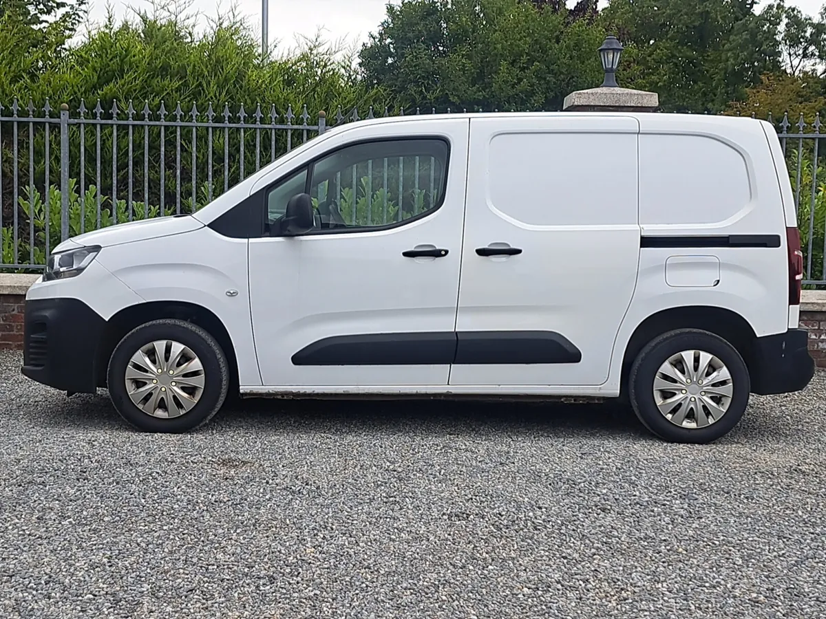 Citroen Berlingo Panel Van 1.5 Diesel with 3 seats - Image 3