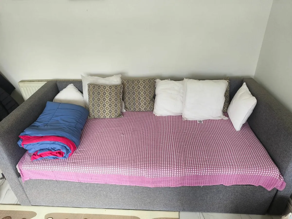 Day bed for living room or bedroom with storage - Image 1