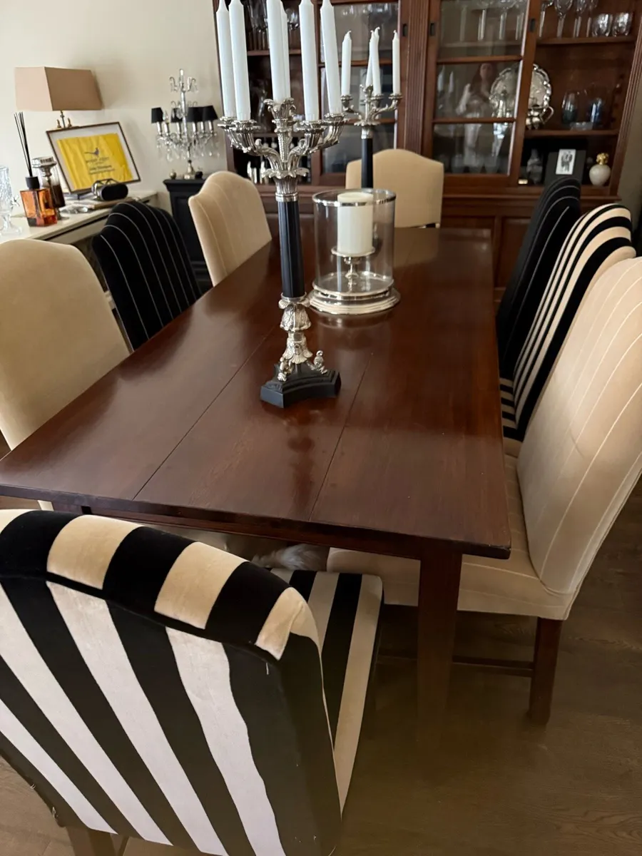 Stunning Dining table and eight chairs - Image 2