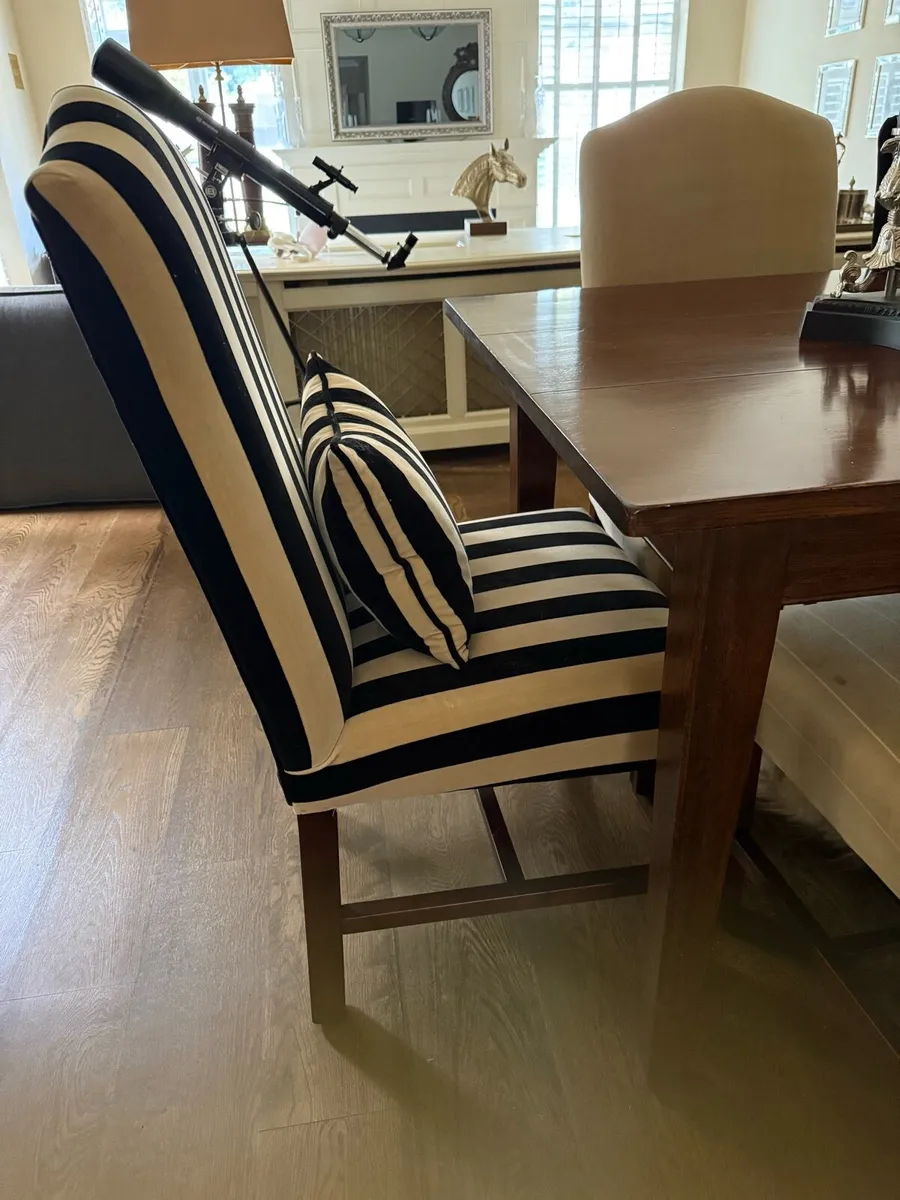 Stunning Dining table and eight chairs - Image 3