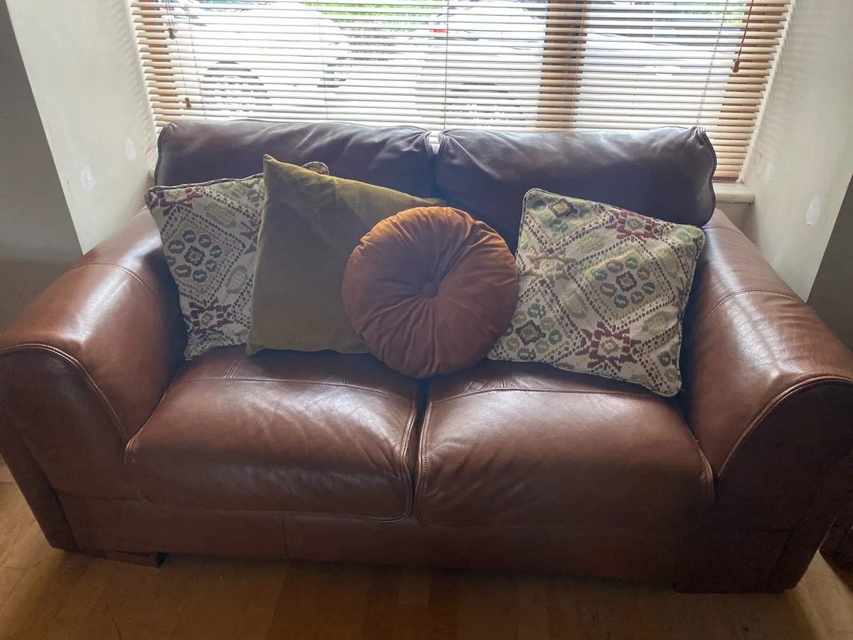 Two seater tan leather couch - Image 1
