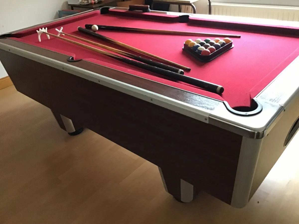 Pool table - Image 1