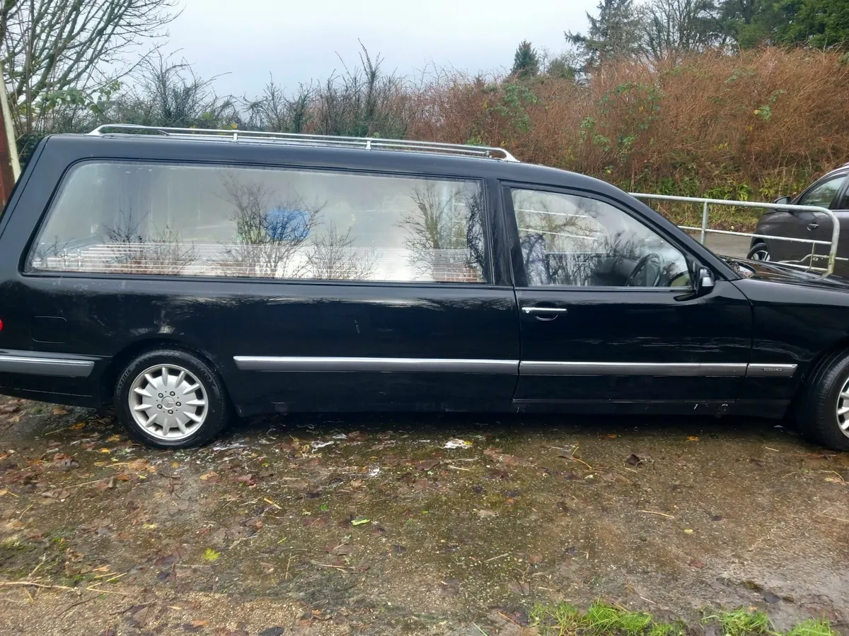 Mercedes-Benz E-Class 2002 - Image 2