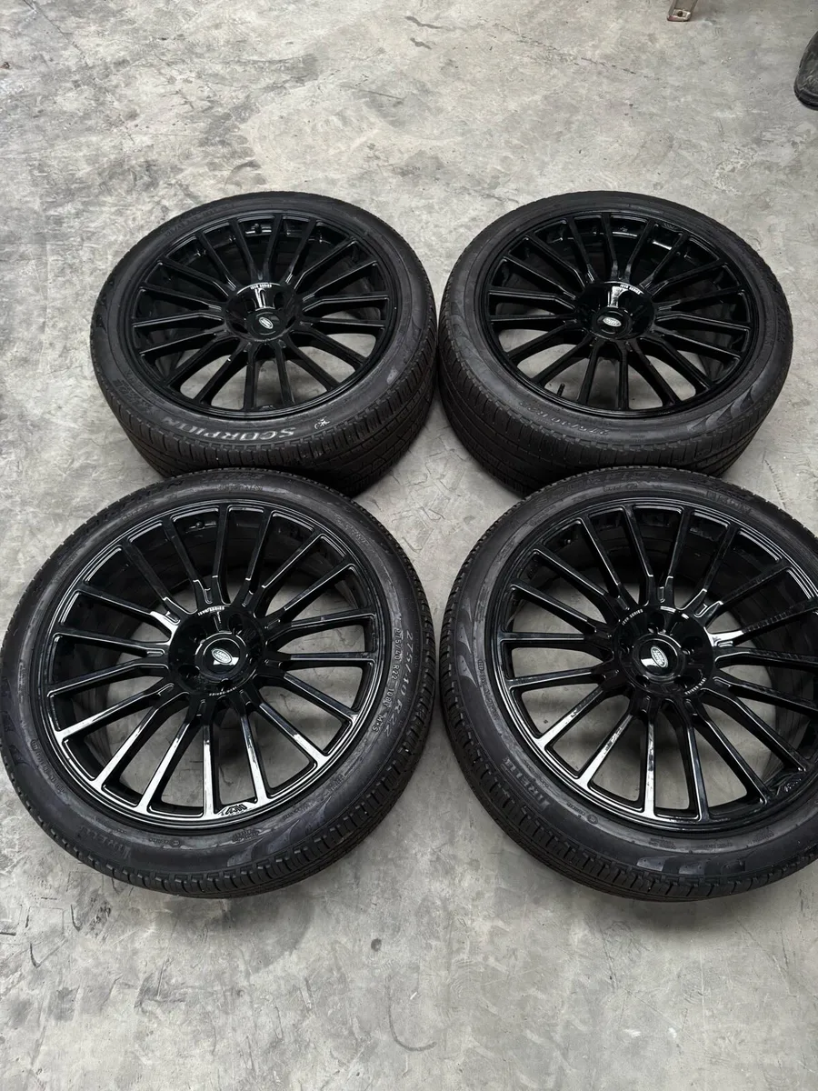 22” IW Automotive ISVR1 – Corsa Black with Tyres - Image 1