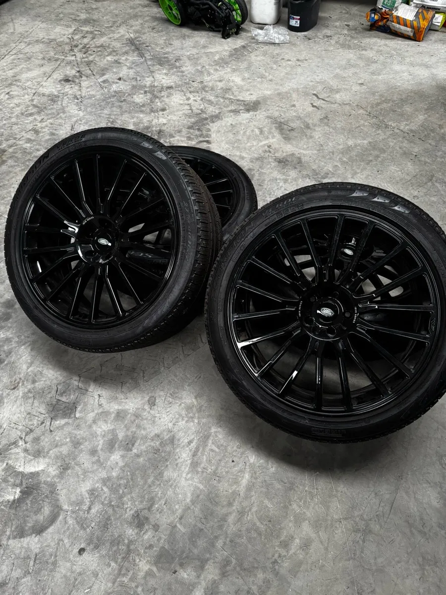 22” IW Automotive ISVR1 – Corsa Black with Tyres - Image 2