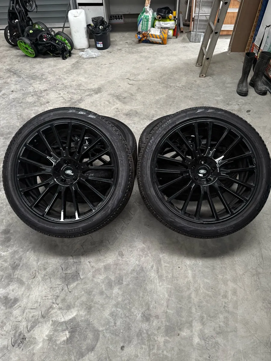 22” IW Automotive ISVR1 – Corsa Black with Tyres - Image 3