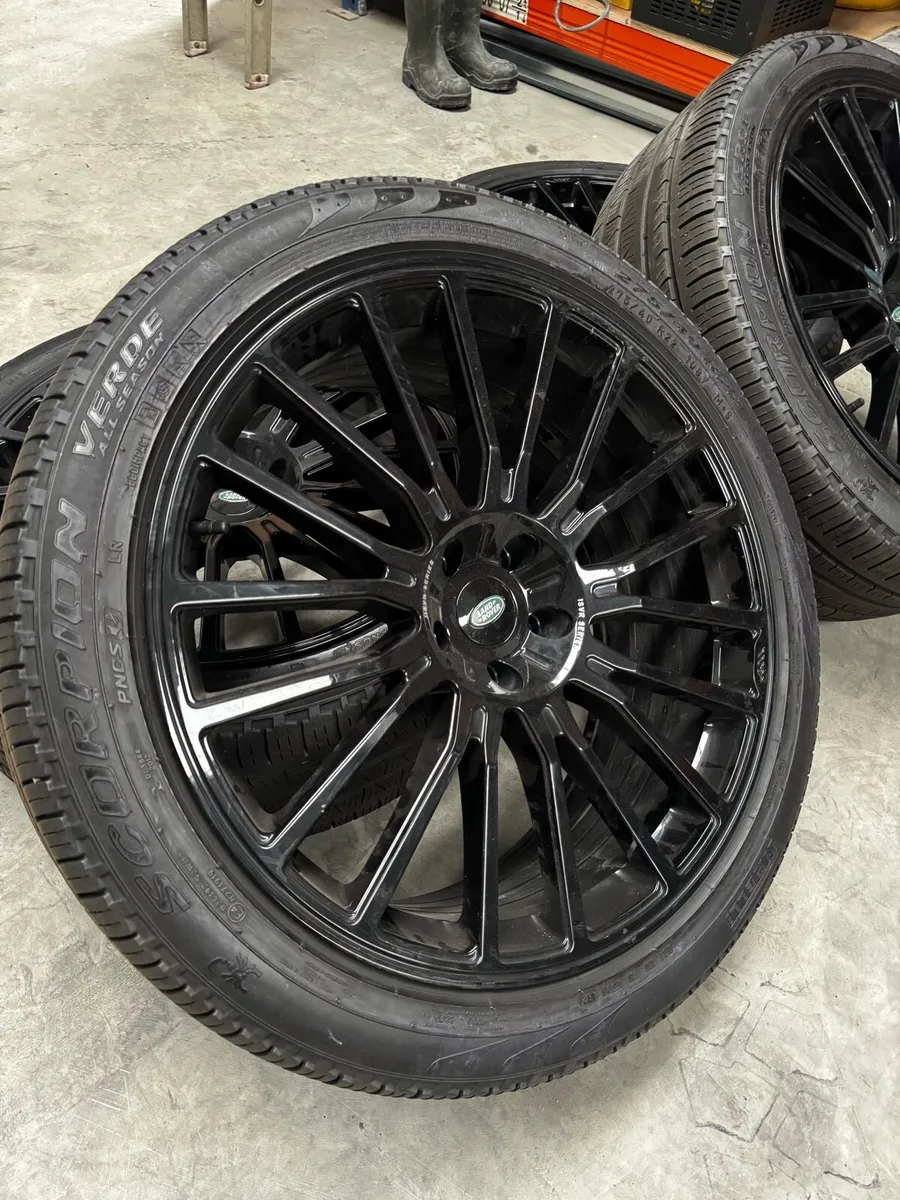 22” IW Automotive ISVR1 – Corsa Black with Tyres - Image 4