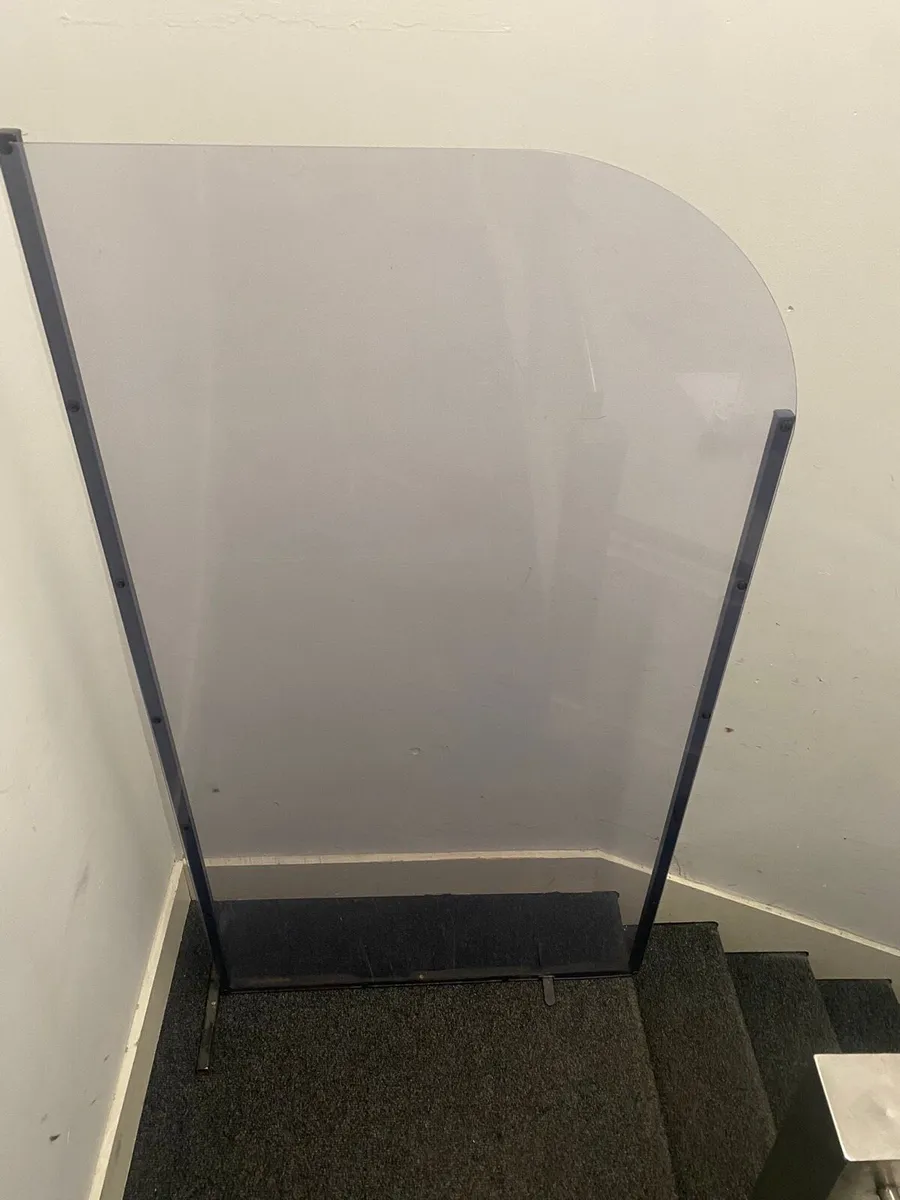 Free standing divider screens