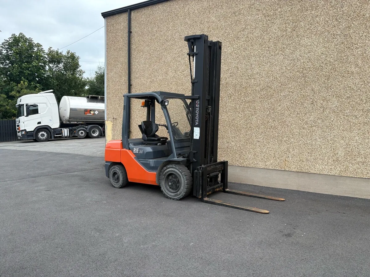 2009 toyota forklift    3 ton - Image 1
