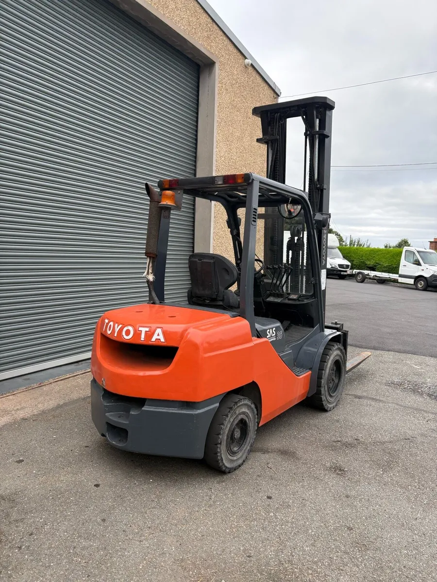 2009 toyota forklift    3 ton - Image 2