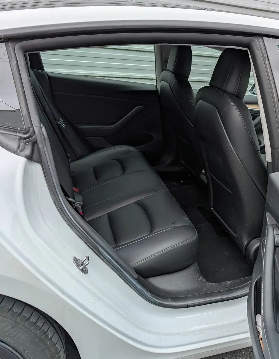 Tesla Model 3 2023 - Image 2