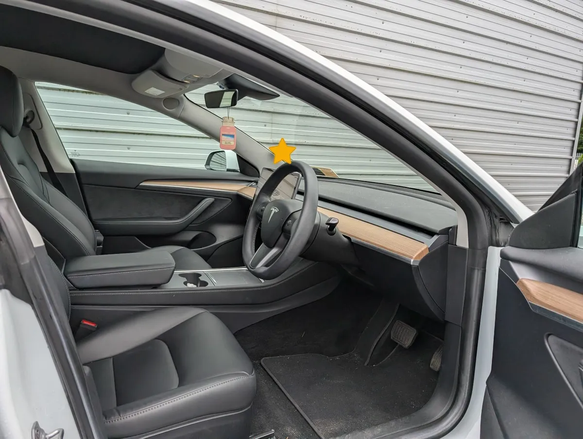 Tesla Model 3 2023 - Image 4