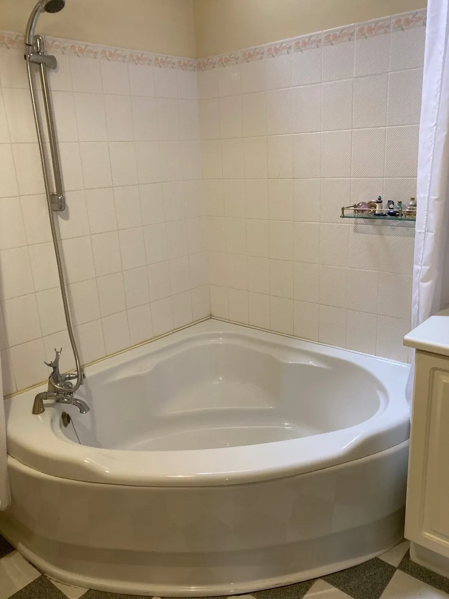 Corner Bath - Image 2