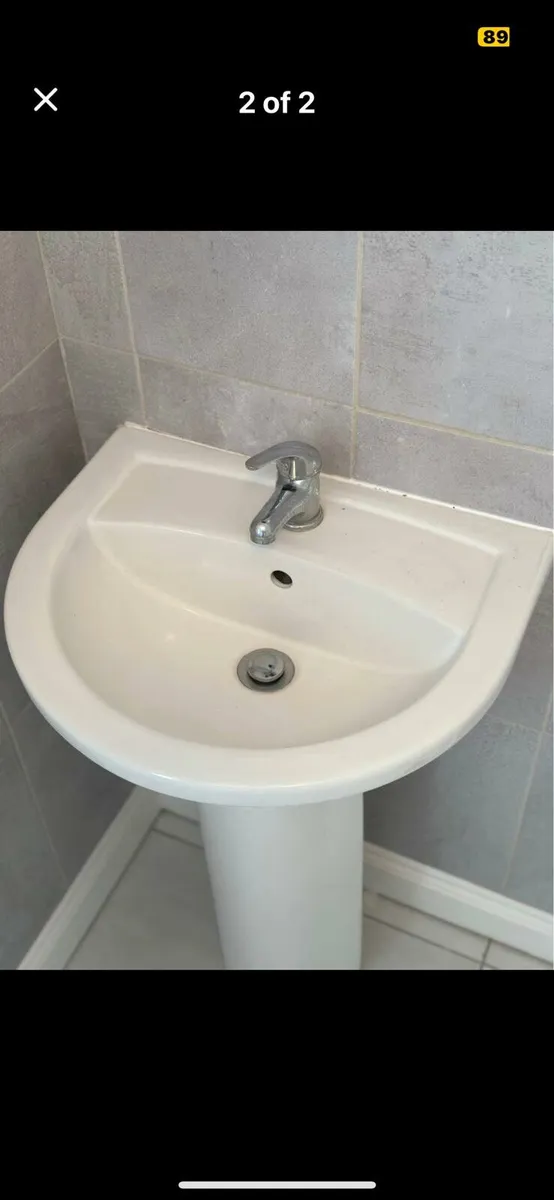 Small sink and pedestal - Image 1