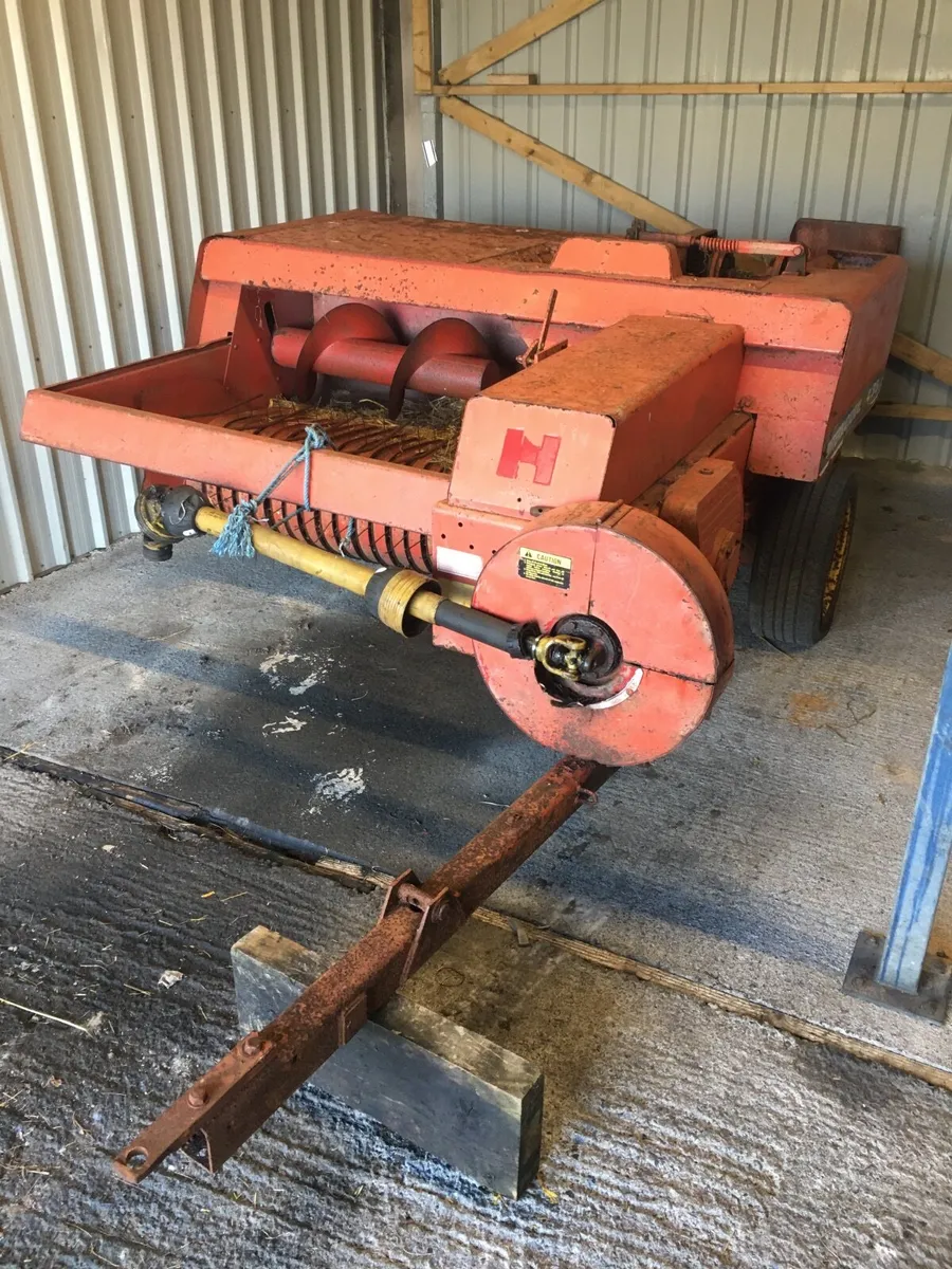 International 435 Baler - Image 2