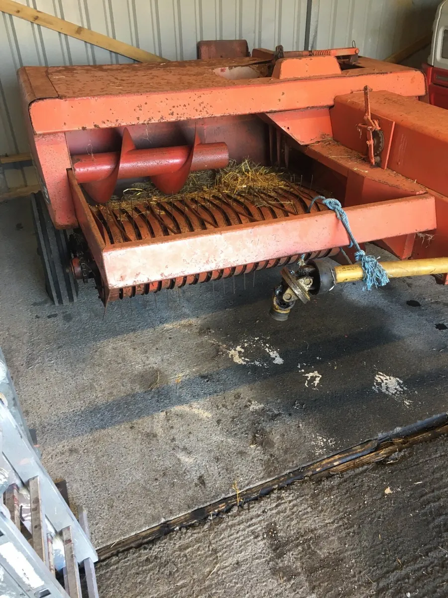 International 435 Baler - Image 3