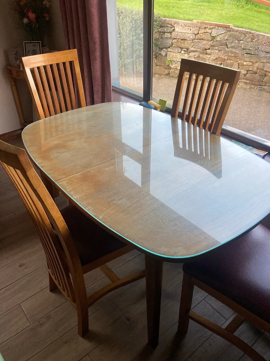 Table and chairs - Image 1