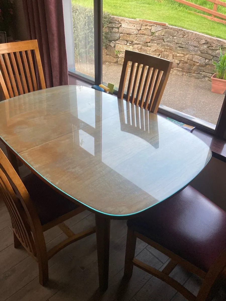 Table and chairs - Image 2