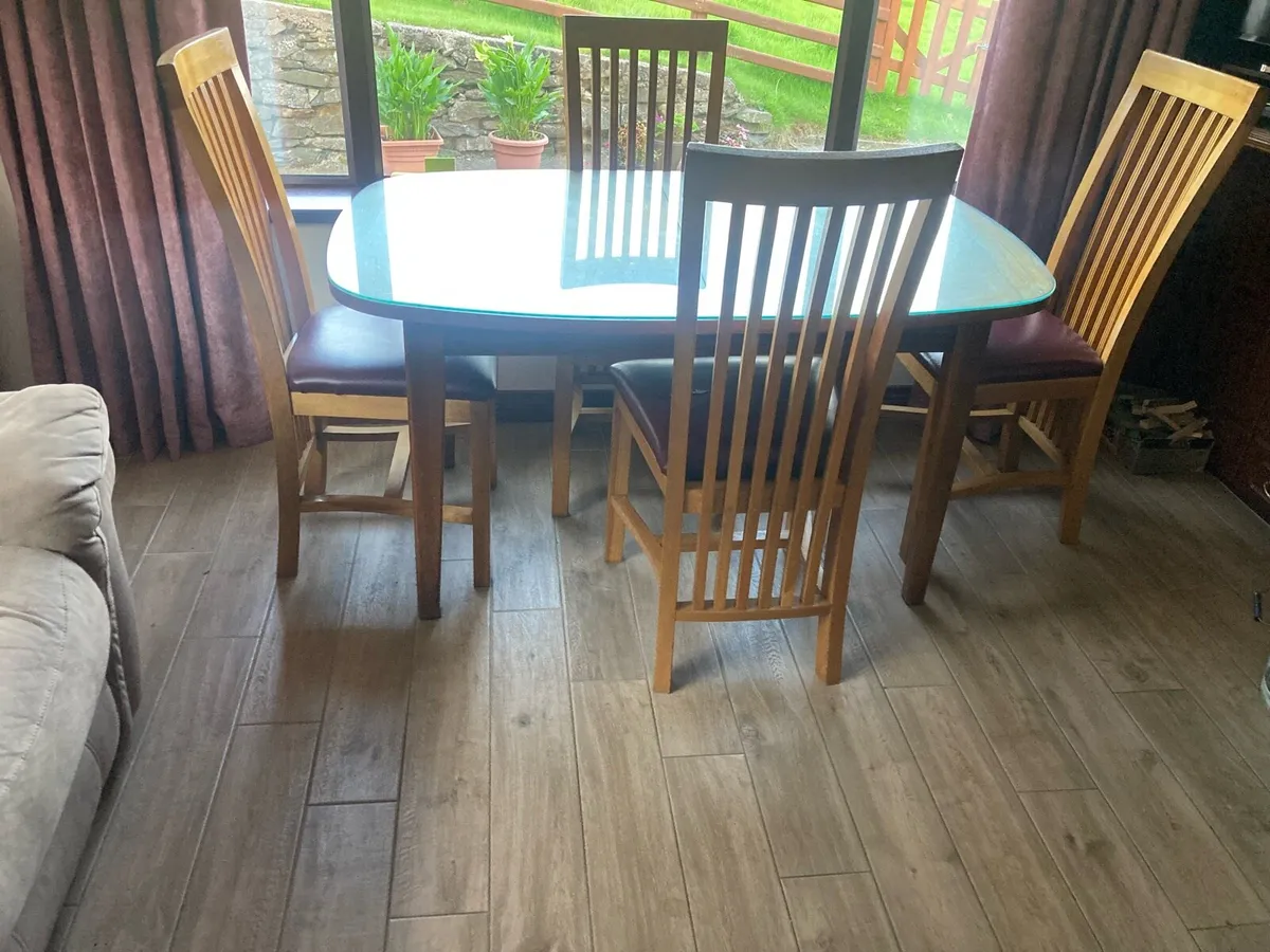 Table and chairs - Image 3