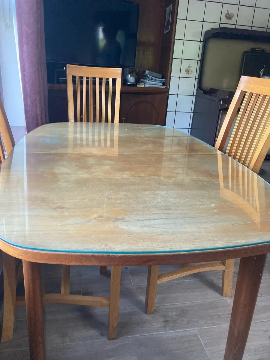 Table and chairs - Image 4