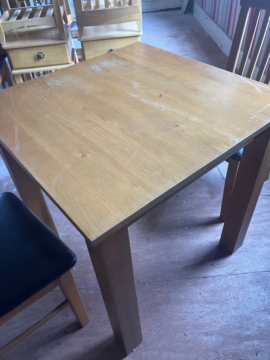 Table and chairs - Image 2