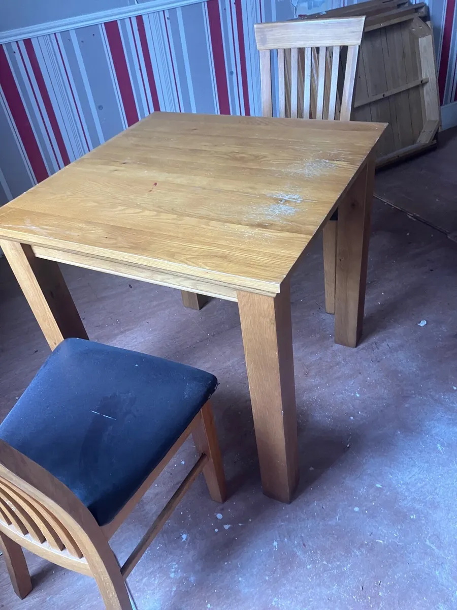 Table and chairs - Image 3