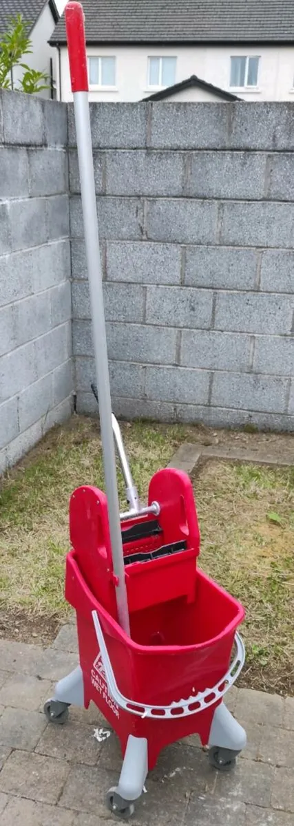 Heavy duty mop bucket