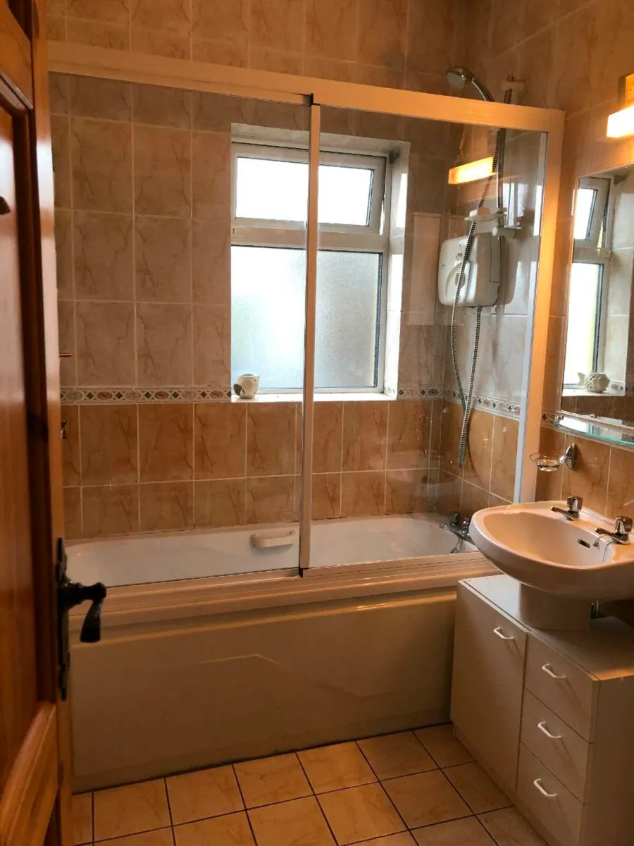 Bath/shower screen