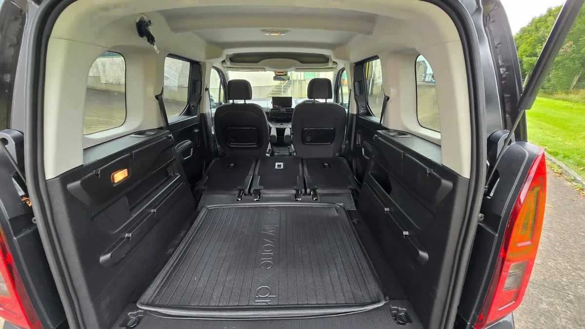Opel  Vauxhall Combo Life Electric EV 3 Isofix's - Image 3