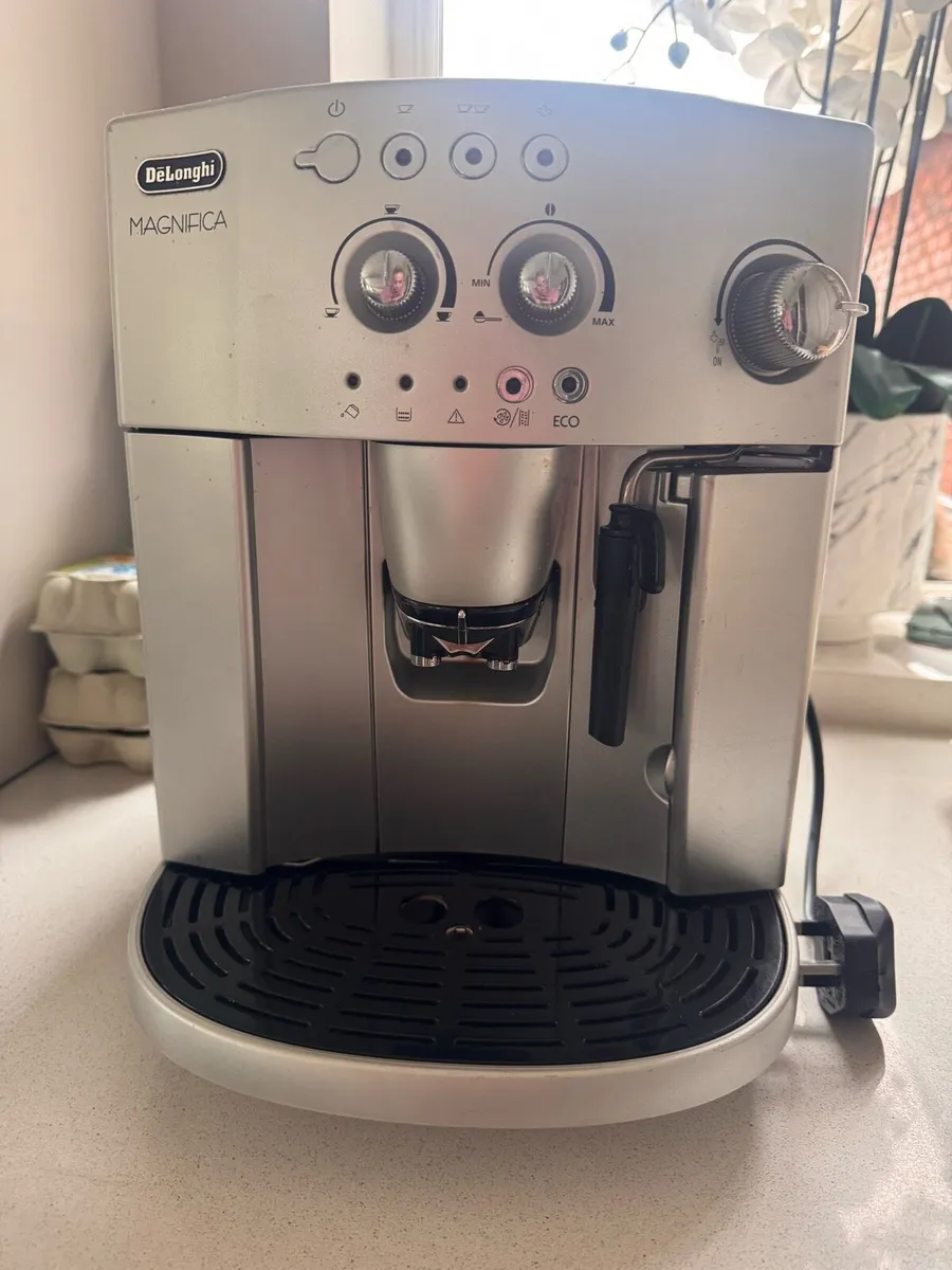 Delonghi Coffee Machine Magnifica
