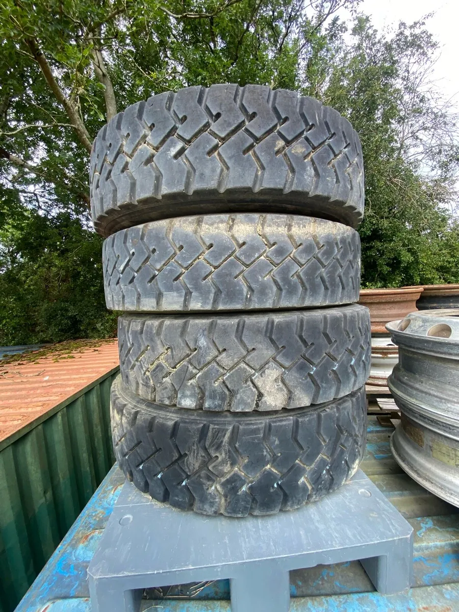 Truck wheels and tyres - Image 1